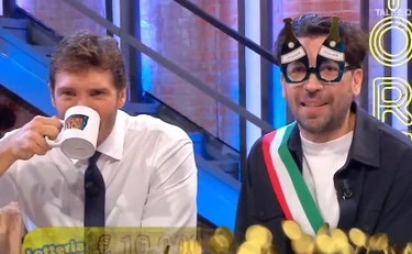 Affari Tuoi, Stefano De Martino non si contiene: sputa l'acqua in mezzo allo studio