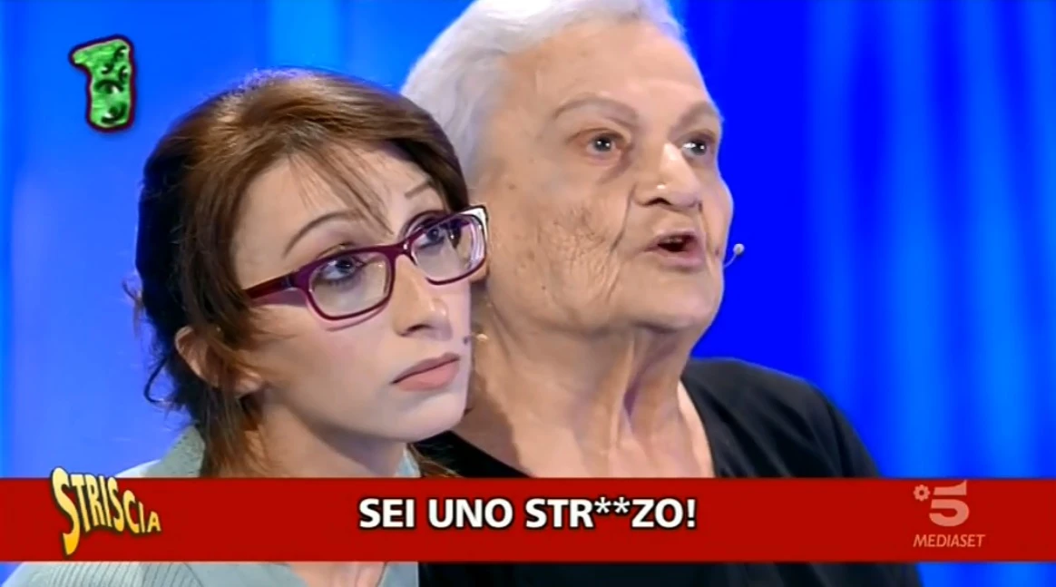Striscia la Notizia e la nonna impazzita a C'è posta per te, video-bomba: "Cosa vi siete persi"