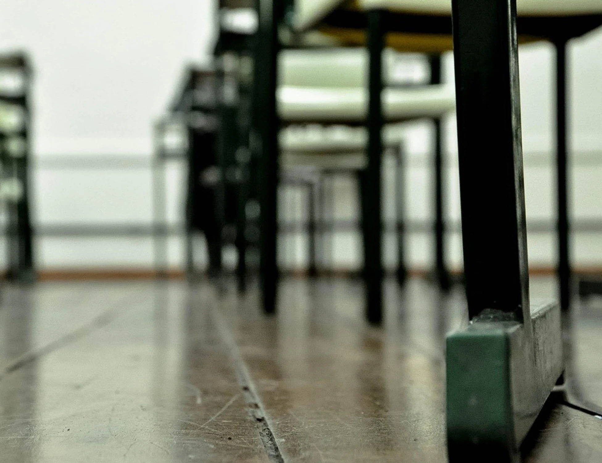 Recanati, va in bagno e porta le feci in classe: orrore a scuola