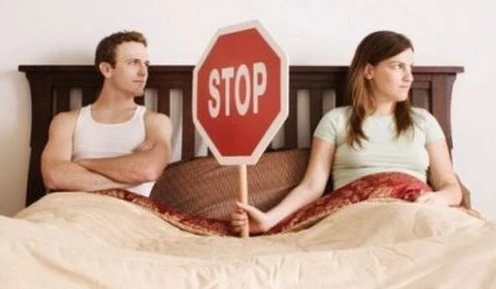 Moglie denuncia il marito che vuole fare sempre sesso ma lo scagiona con la sua testimonianza