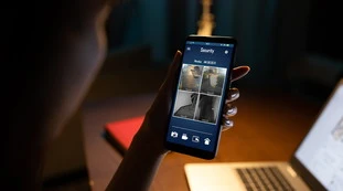 Hacker, come ti spiano a letto mentre... e a quanto rivendono i video: choc in Italia