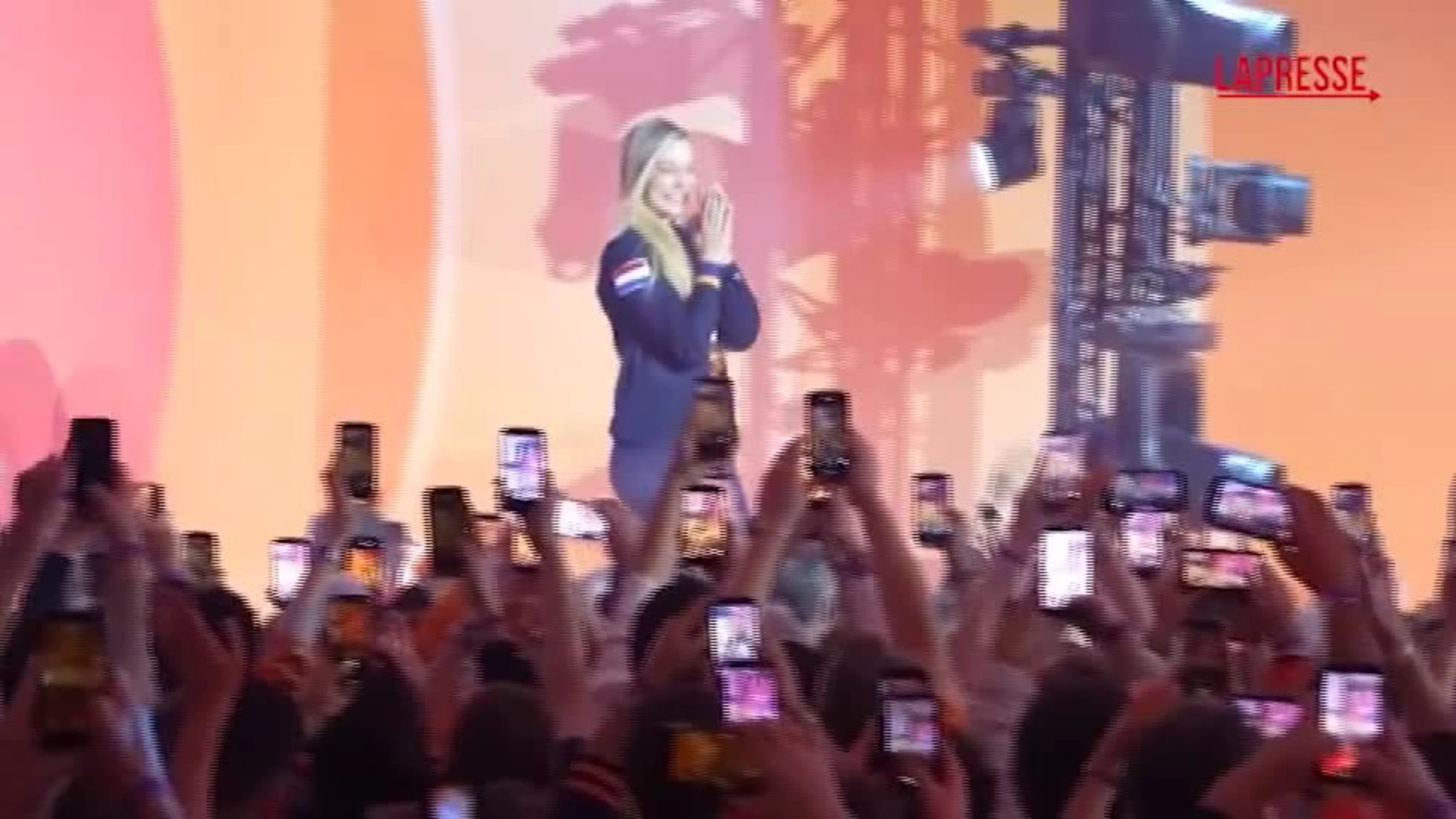 Milano-Cortina, Jutta Leerdam festeggia la sua medaglia d'oro con i fan
