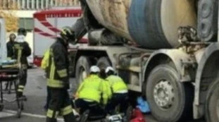 Milano, ciclista travolta e uccisa da una betoniera. L'autista: "Uccidetemi"