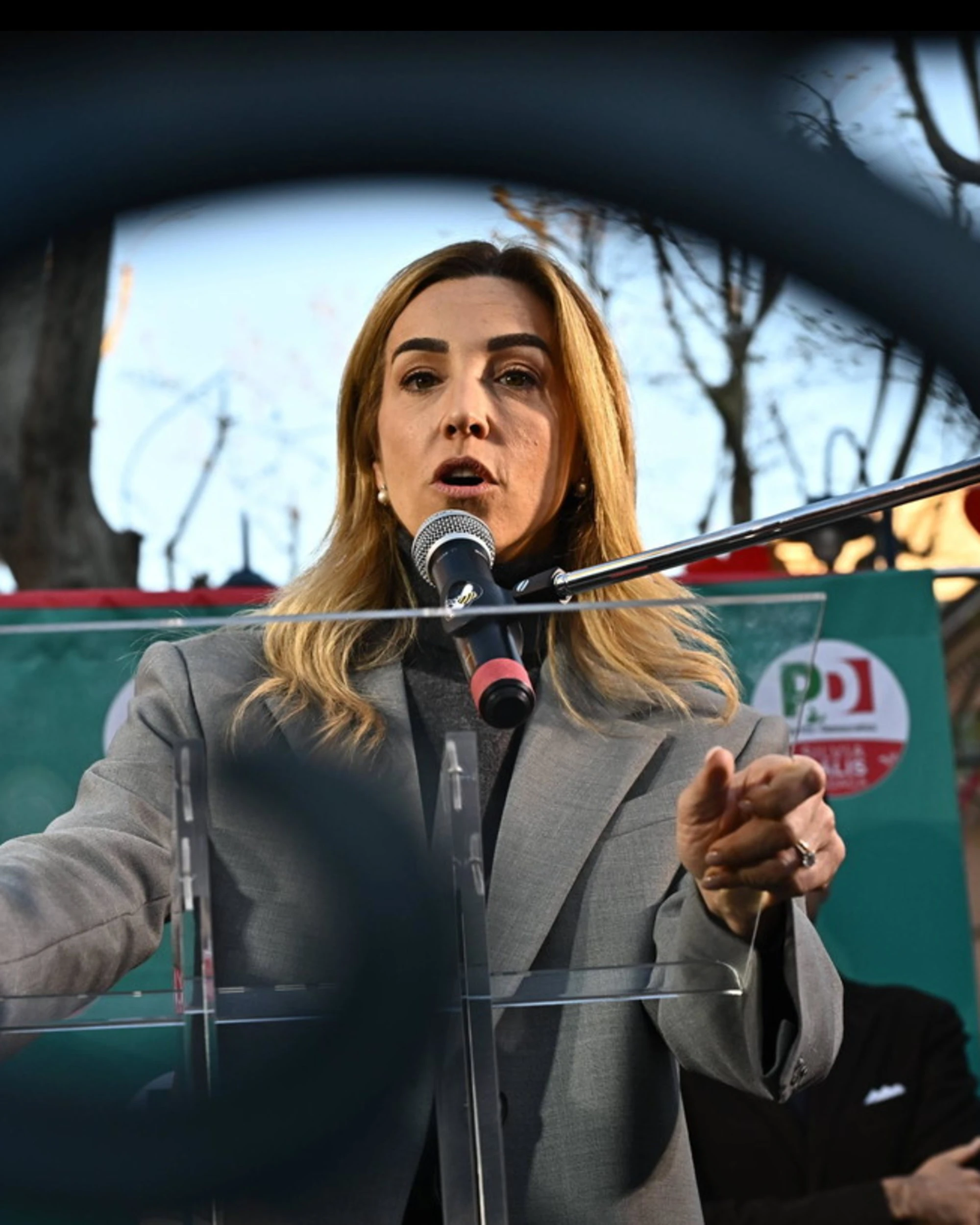 Silvia Salis perde il controllo: "Non rispondo, grottesco populismo di destra"