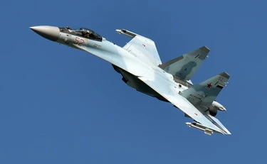 Ucraina, record per Putin: caccia russo abbatte un jet a 190 chilomteri di distanza 