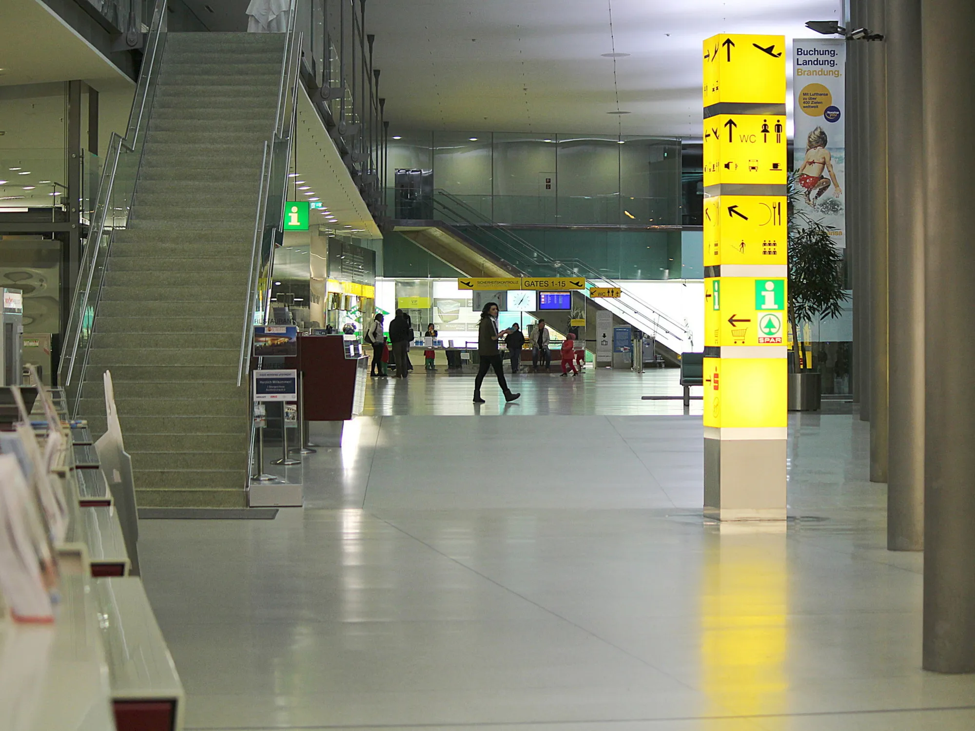 Leggi l'articolo: Passeggero tenta di strangolare col telefono addetta al check-in: Napoli, allerta in aeroporto