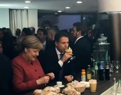 Giuseppe Conte e Angela Merkel, sorrisi al bancone del bar: Matteo Salvini che dice?
