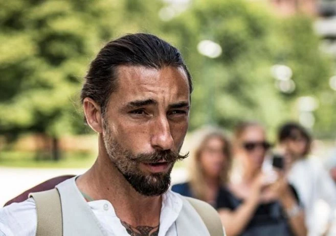Striscia la Notizia, dramma senza fine per Vittorio Brumotti: preso a sassate, finisce male