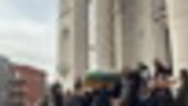 A Ponte Milvio l'addio a Nicola Pietrangeli, l'arrivo del feretro