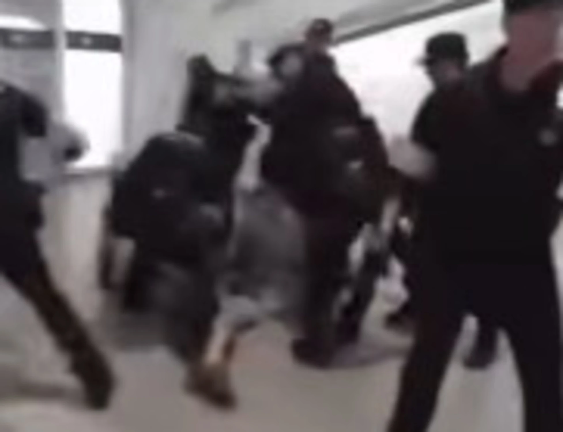 Bilbao, quelli della Flotilla manganellati dalla polizia in aeroporto: scena clamorosa a casa di Pedro Sanchez
