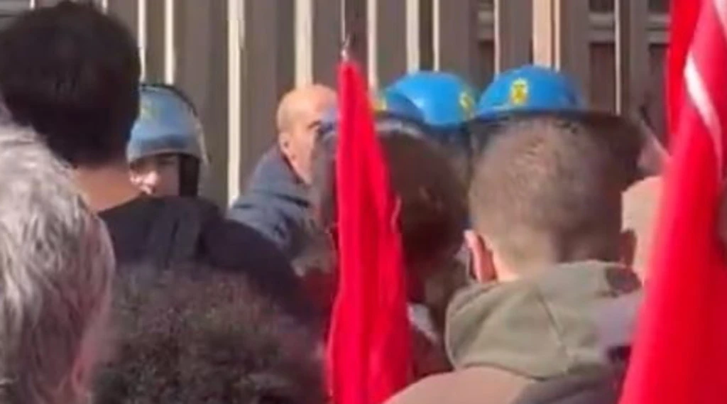 Rai, assalto alla sede di Napoli: scontri con la polizia dopo Sanremo