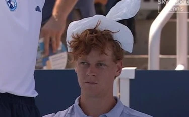 Jannik Sinner beccato così in panchina: ora tutto torna