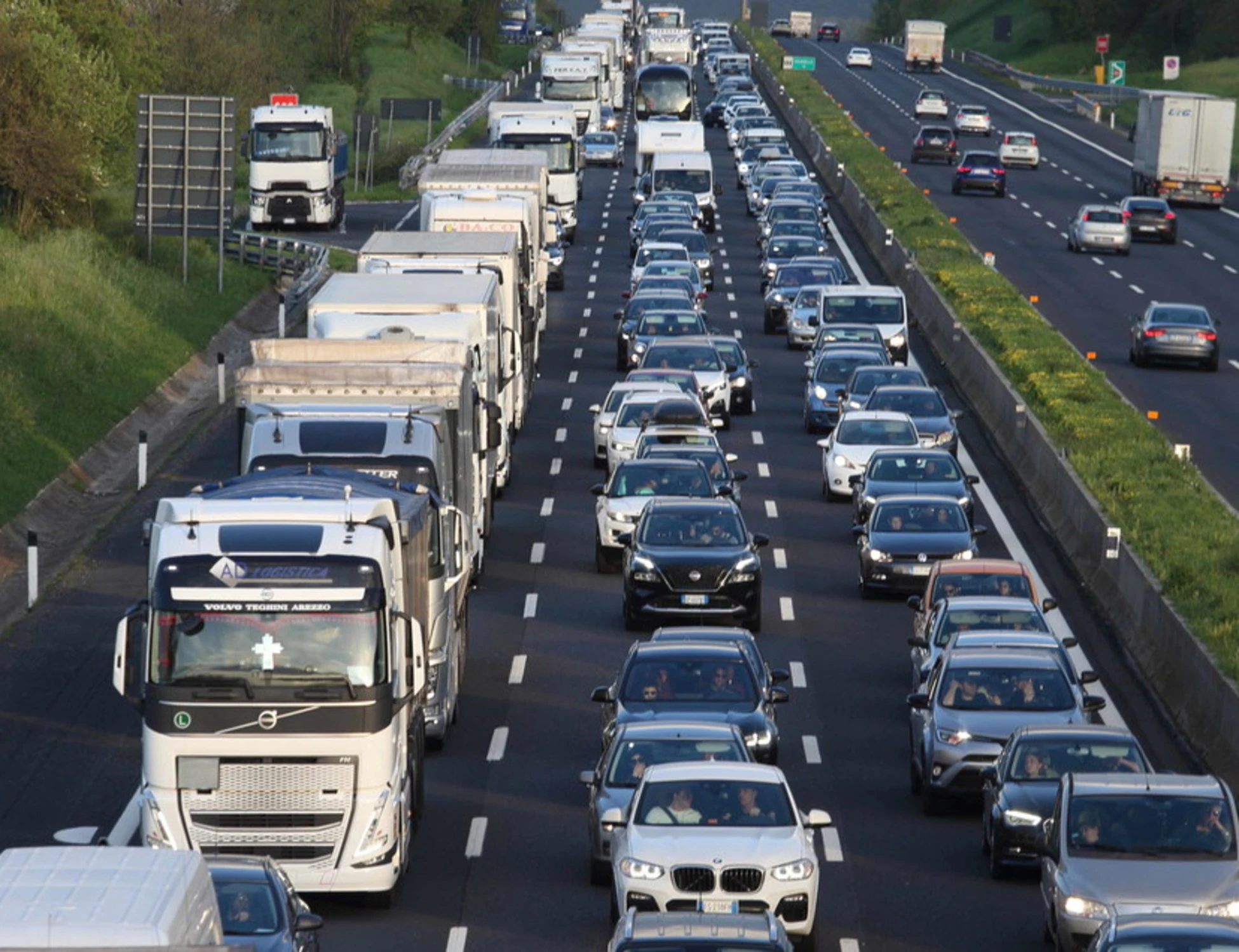 A1, inferno in autostrada alla vigilia di Pasqua: 9 km di coda