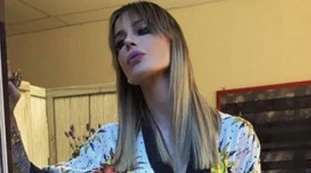 Nina Moric, la showgirl chiede aiuto dopo aver pubblicato un video di insulti del figlio Carlos: "Vergognati"