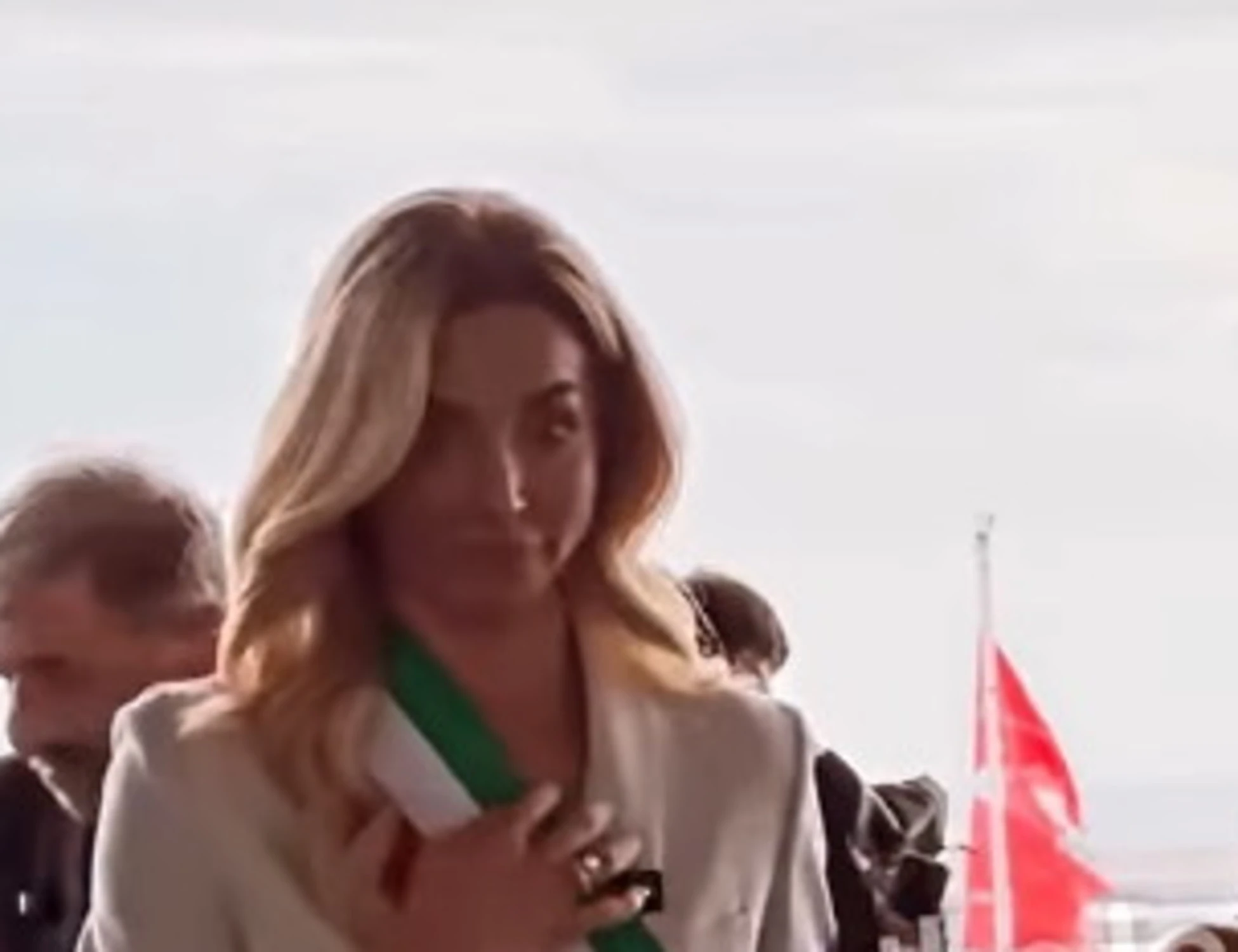 Silvia Salis saluta Giorgia Meloni: occhio alla sua faccia