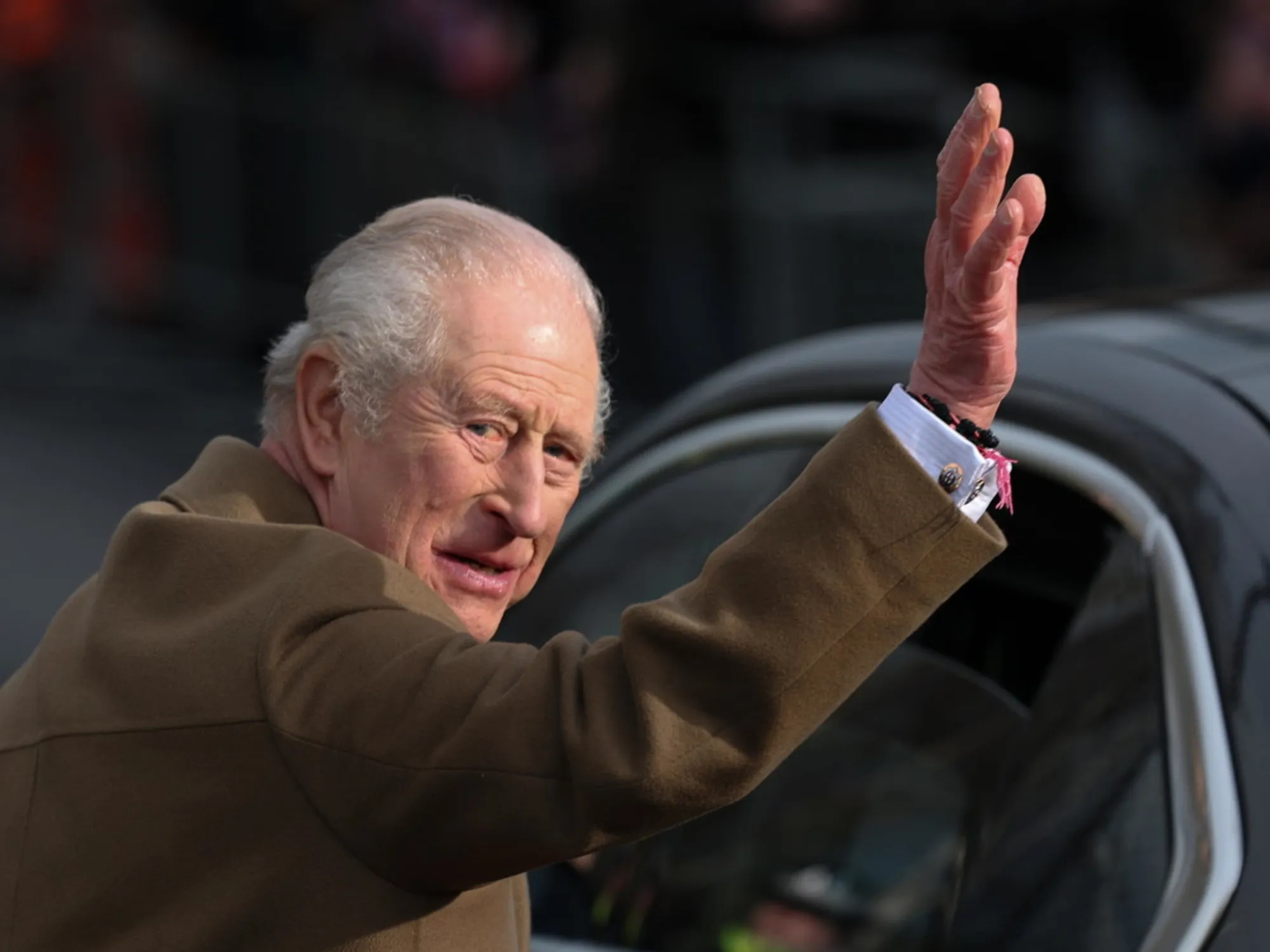 Le email che possono far crollare Re Carlo