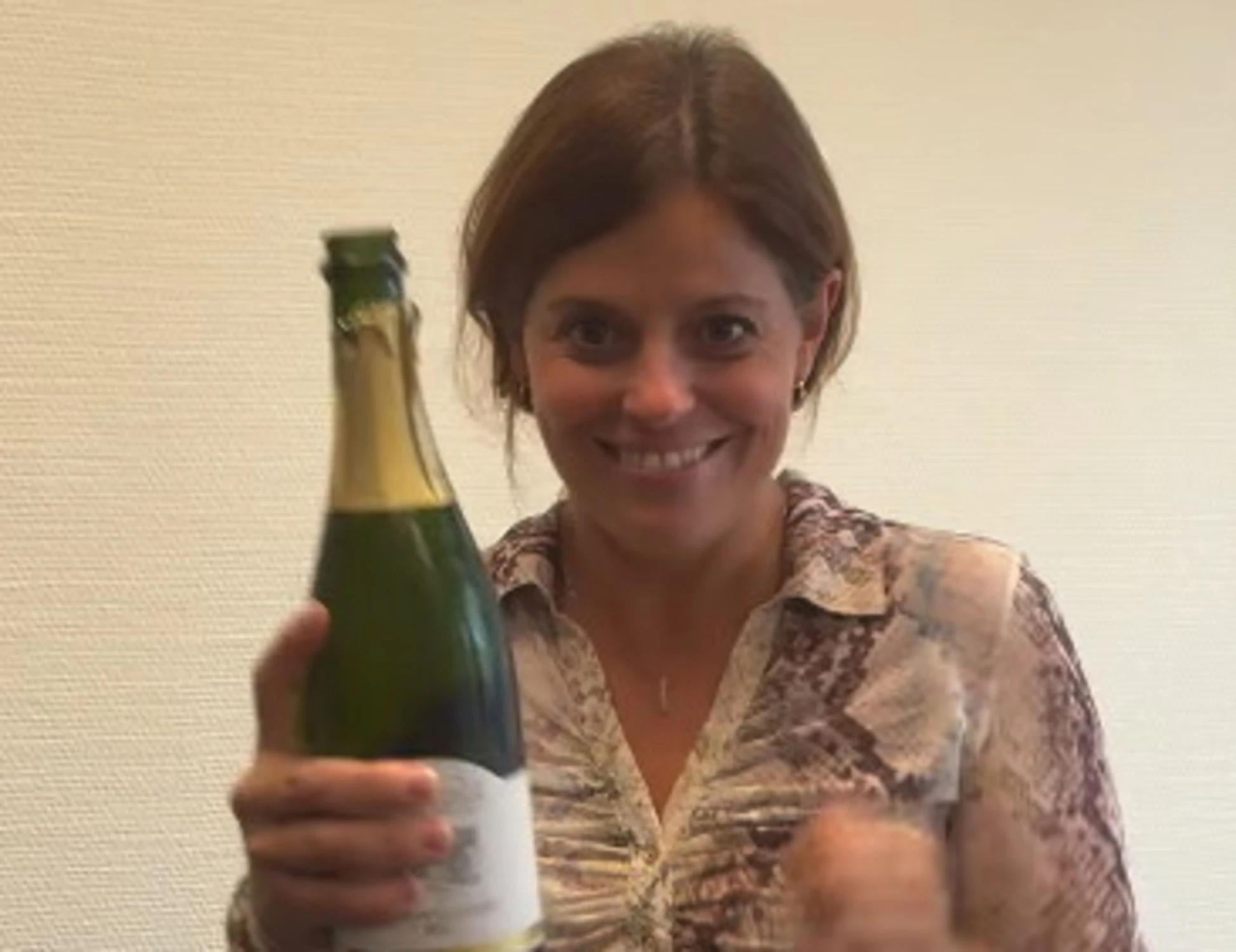 Ilaria Salis festeggia l'impunità stappando: l'ultimo sfregio