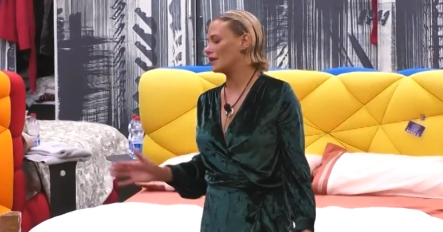 Grande Fratello Vip, Cecchi Paone insulta Giulia Provvedi: "Non lo avrai mai", lei scoppia in lacrime
