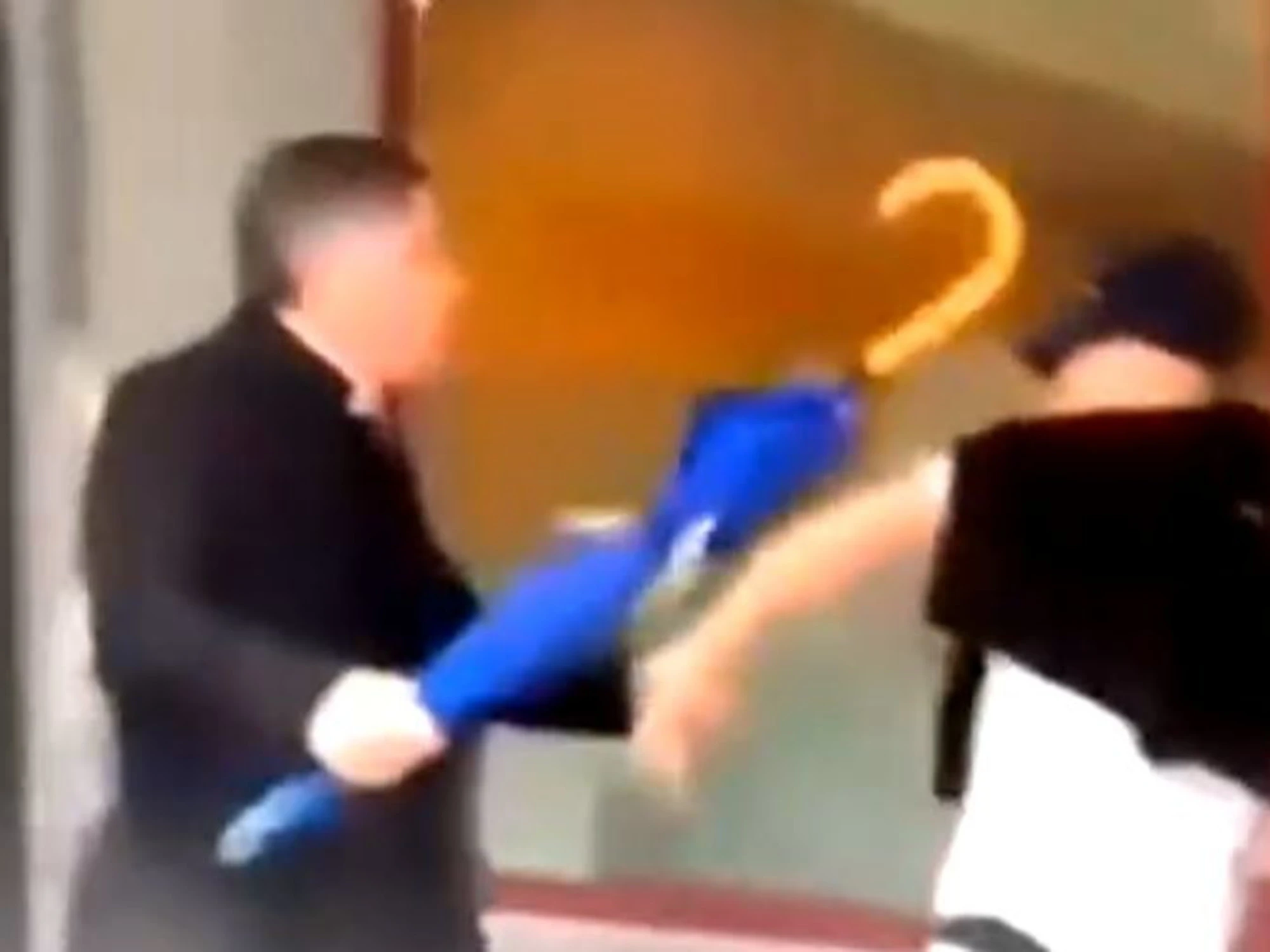 Il video virale di don Angelo Zanello: il prete anti-maranza si difende con l'ombrello