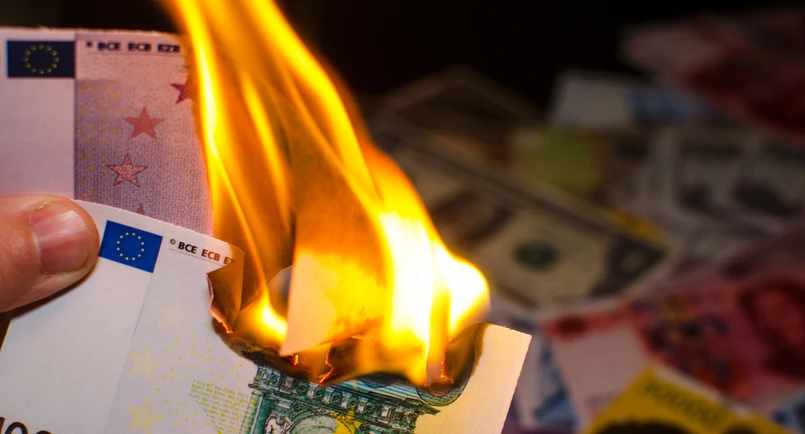 Italia, dopo 20 anni di euro il disastro: produzione ferma con la moneta unica