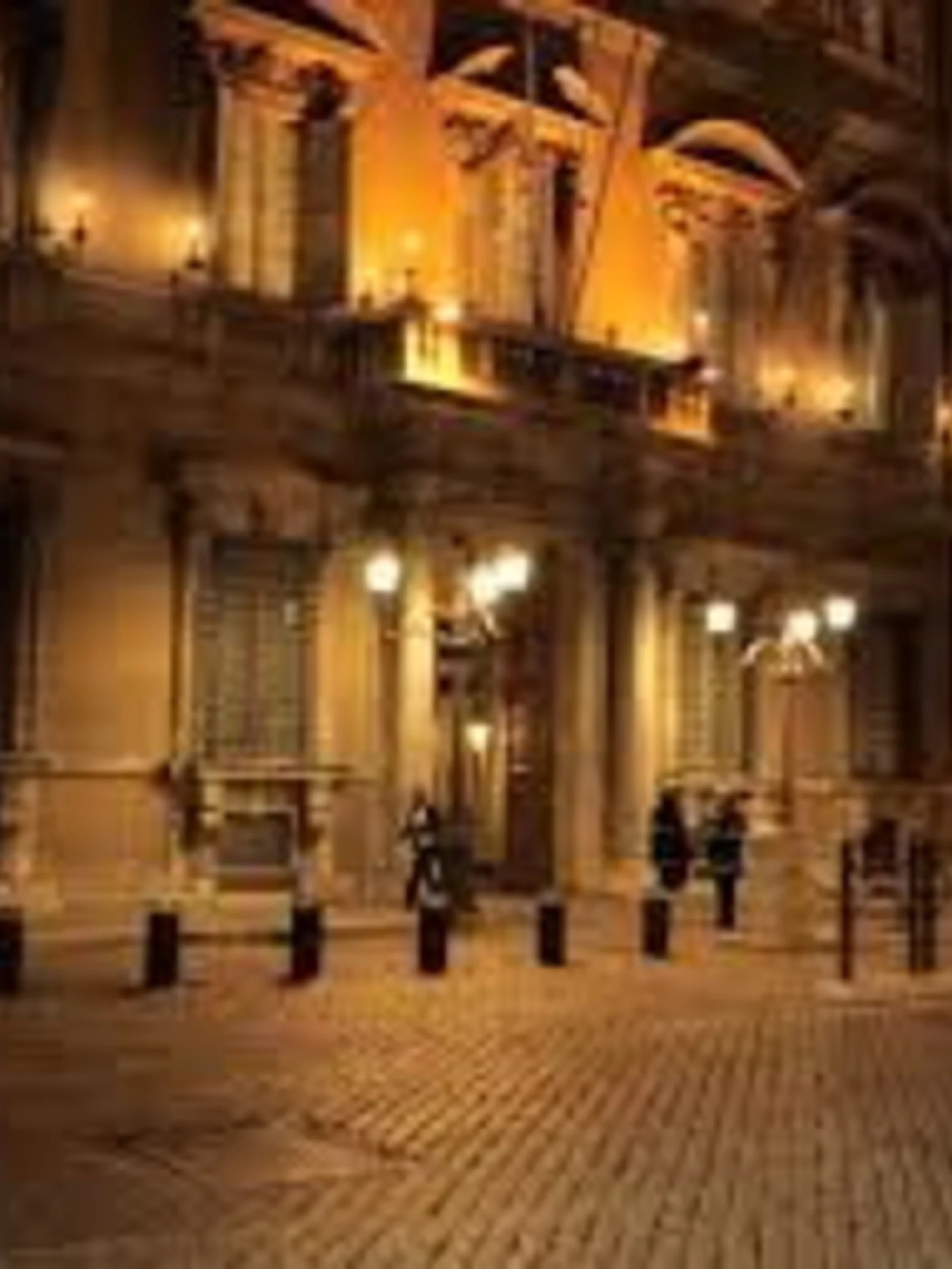 Roma, gang di nordafricani pesta lui e molesta lei a due passi dal Senato