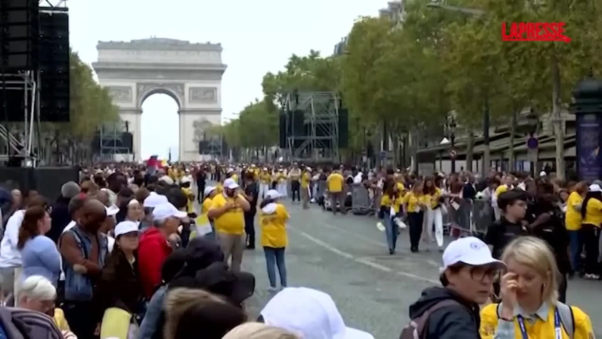 Papa Leone a Parigi, migliaia di persone agli Champs-Élysées in attesa di Prevost