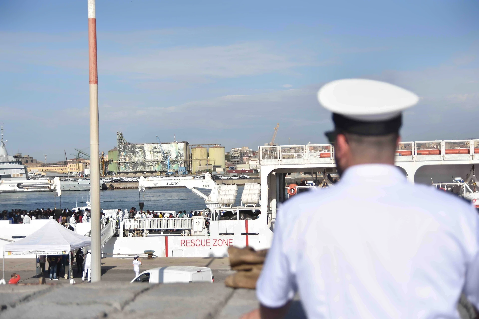 Crotone, via libera del Viminale allo sbarco di 64 immigrati: salvati dopo una tempesta