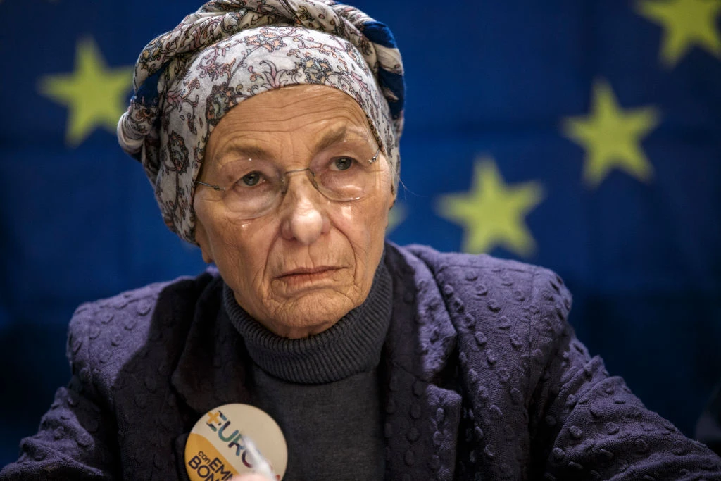 Emma Bonino beccata in Senato, passa Renzi e lei lo fulmina: "Guardatelo, sapete cosa gli è successo?"