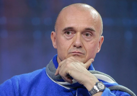 Grande Fratello Vip, Enzo Iacchetti-choc: "Alfonso Signorini vecchia badessa di strada, chi ha raccomandato"