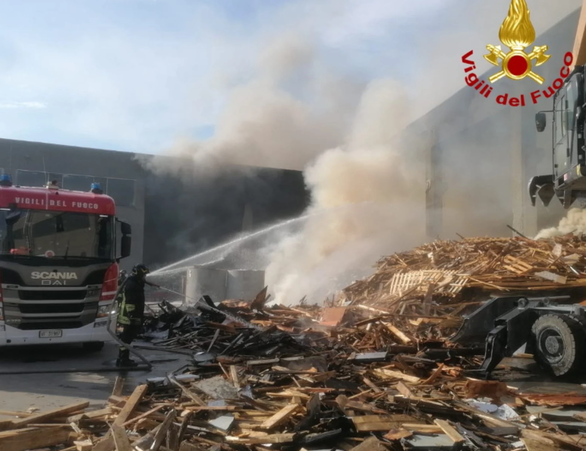 Cornaredo, incendio alla Polirecuperi srl: Vigili del Fuoco al lavoro