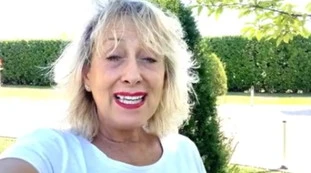 Carolyn Smith, l'orrore: le sparano al cane. "Uomo di mer***, sono ca*** amari": il video-choc, ira e lacrime