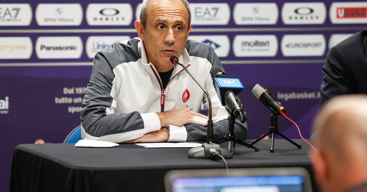 Basket, l'Olimpia Milano sotto 0-2 in finale. Domani gara-3 a Bologna, Coach Ettore Messina: "Cambierò qualcosa"