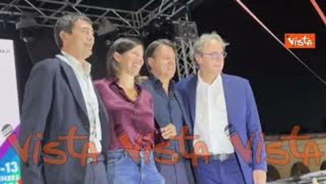 Schlein scherza coi fotografi alla Festa Nazionale di Avs: A sinistra? Sempre