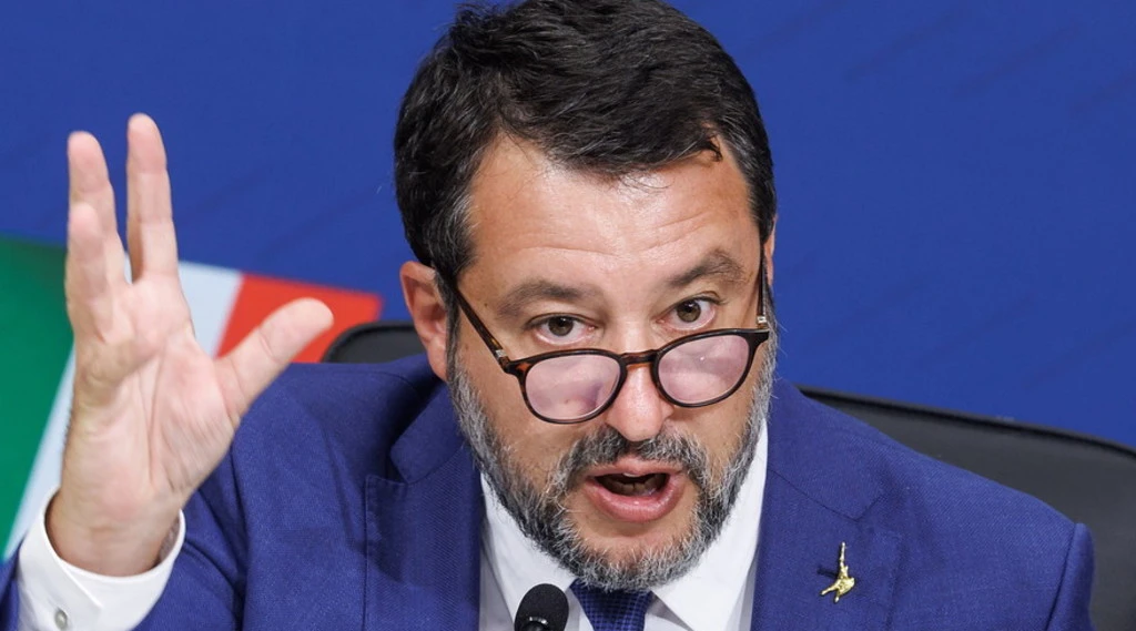 Matteo Salvini, l'attacco: "Un commissario italiano gioca con un'altra maglia"
