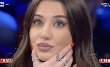 Affari Tuoi, la sconcertante faccia di Elena con Herbert Ballerina: De Martino di sasso