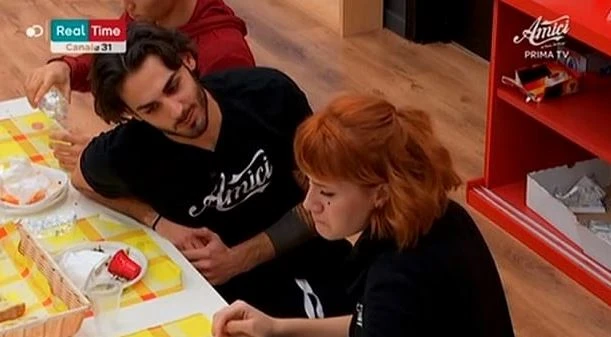 Amici, Alberto Urso si avvicina a Tish ma lei lo respinge: la frase (raggelante) sulle eliminazioni