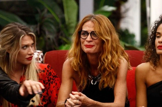 Grande Fratello Vip, Jane Alexander in mille pezzi: "Mi manca da morire", il gesto straziante in diretta