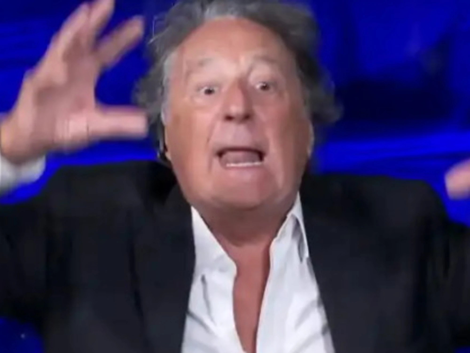 Enzo Iacchetti denunciato: chi lo trascina in tribunale