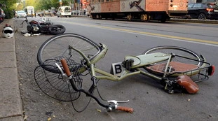 Ciclista morto a Milano, il Pd dà la colpa alla legge Salvini che ancora non è in vigore