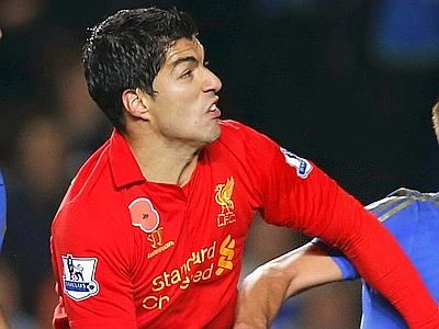 Suarez non fa ricorso, resta squalifica di dieci giornate per il morso a Ivanovic