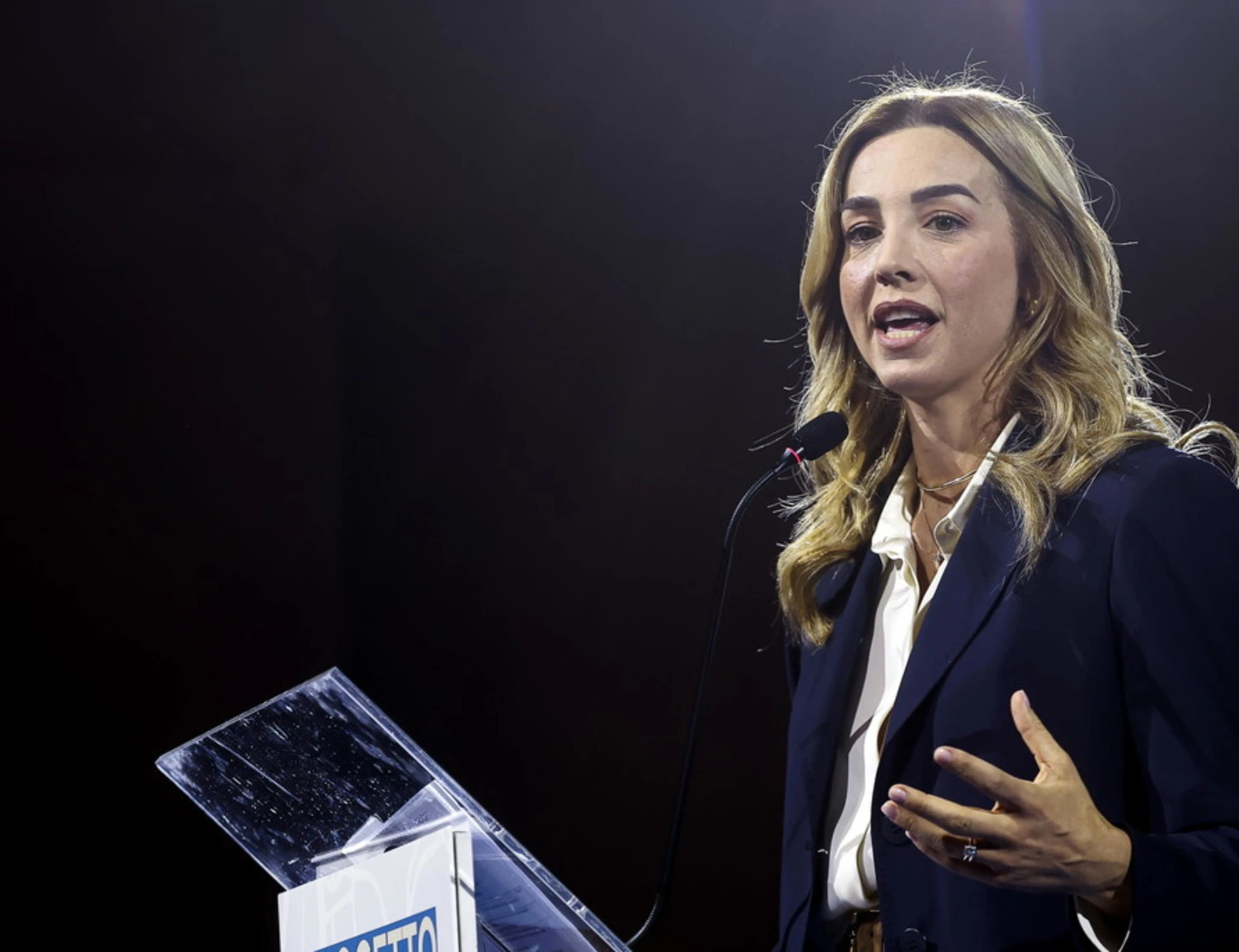 Silvia Salis, capogruppo leghista espulsa dall'aula: "Tornato il fascismo rosso"