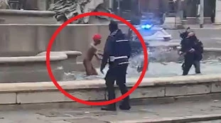 Roma, africano completamente nudo nella fontana: 10 agenti in acqua, si scatena l'inferno. Immagini forti