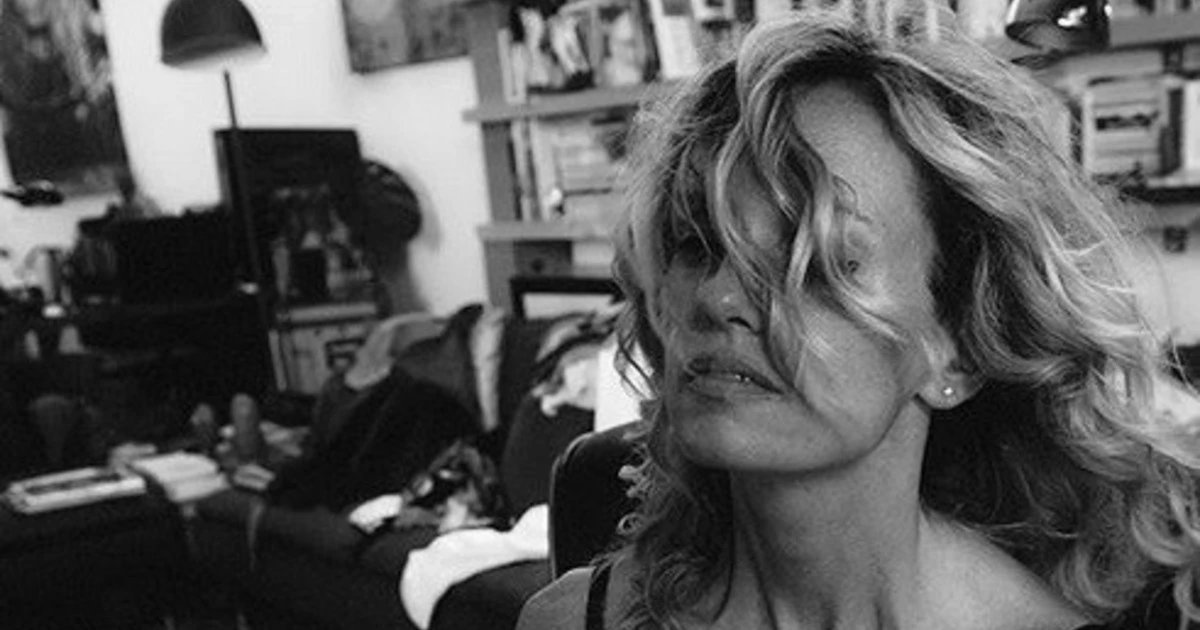 Justine Mattera, "la mattina in quarantena"? Scollatura da brividi e pizzo nero: una foto da urlo
