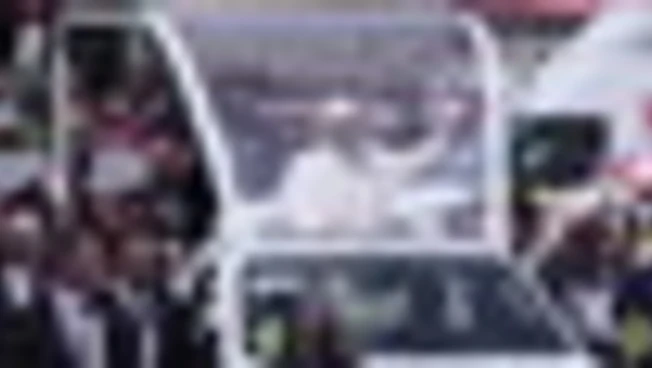 Il Papa in Angola saluta la folla in festa dalla papamobile