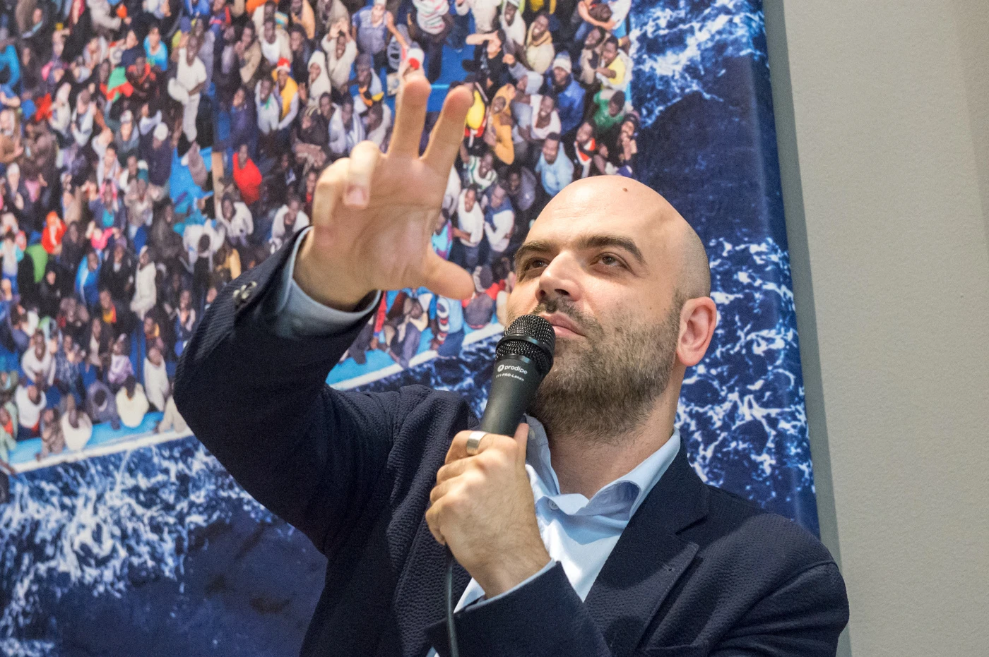 Roberto Saviano e la cocaina, una sconvolgente teoria: "La nostra è una vita di m***, e così...". Droga libera