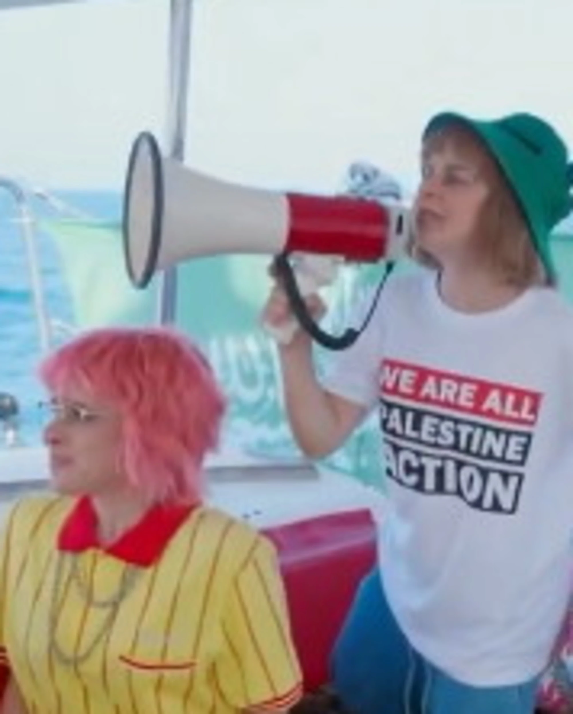 Flotilla, il video-parodia di Greta e attivisti: "Stop alla guerra? Vergognatevi"