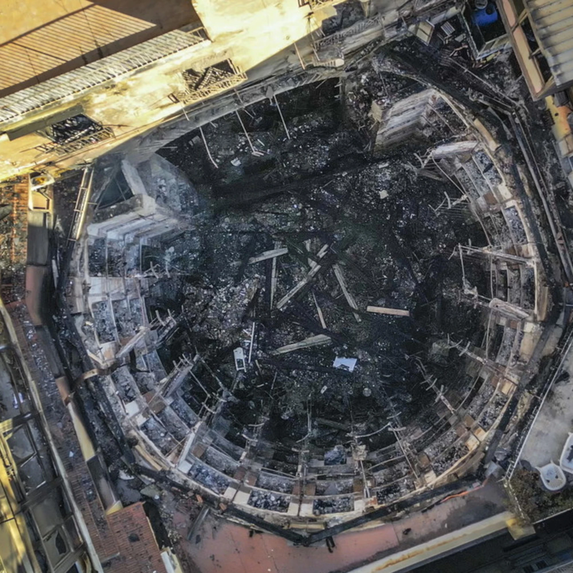 Con un teatro brucia l'anima di una città