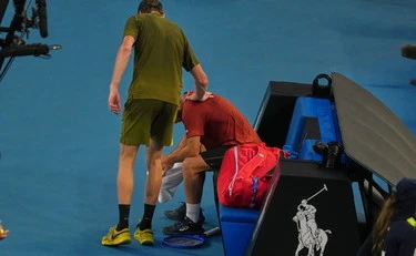 Sinner agli Australian Open ci va vestito così: massacrato