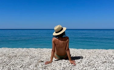Croazia, "copriti o ti faccio una multa": turista italiana ripresa per il topless, ma non è vietato
