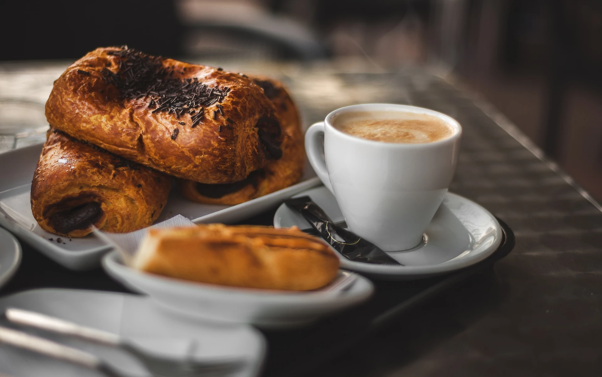 Colazione, vi hanno sempre preso in giro: caffè, biscotti, cornetto, l&apos;errore da evitare